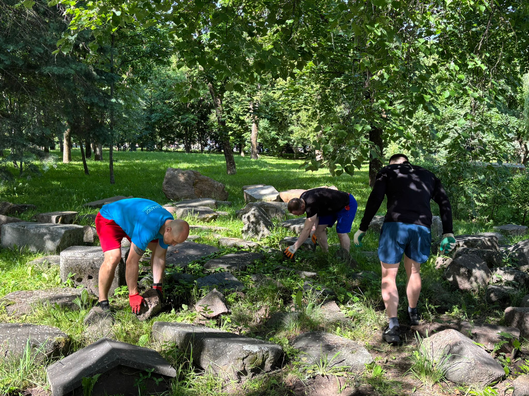 TTP and JRU volunteers moving matzevot for conservation